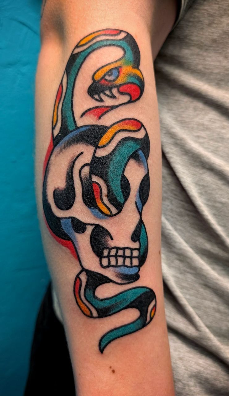 Traditional tattoo Berlin – Tattoos by Mariano – traditional tattoo skull and snake
