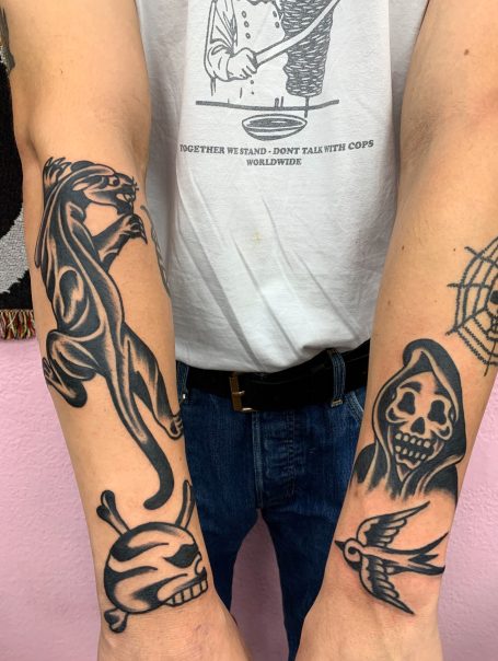 Traditional tattoo Berlin – Tattoos by Mariano – some classic designs in black and grey traditional tattoo on a arm