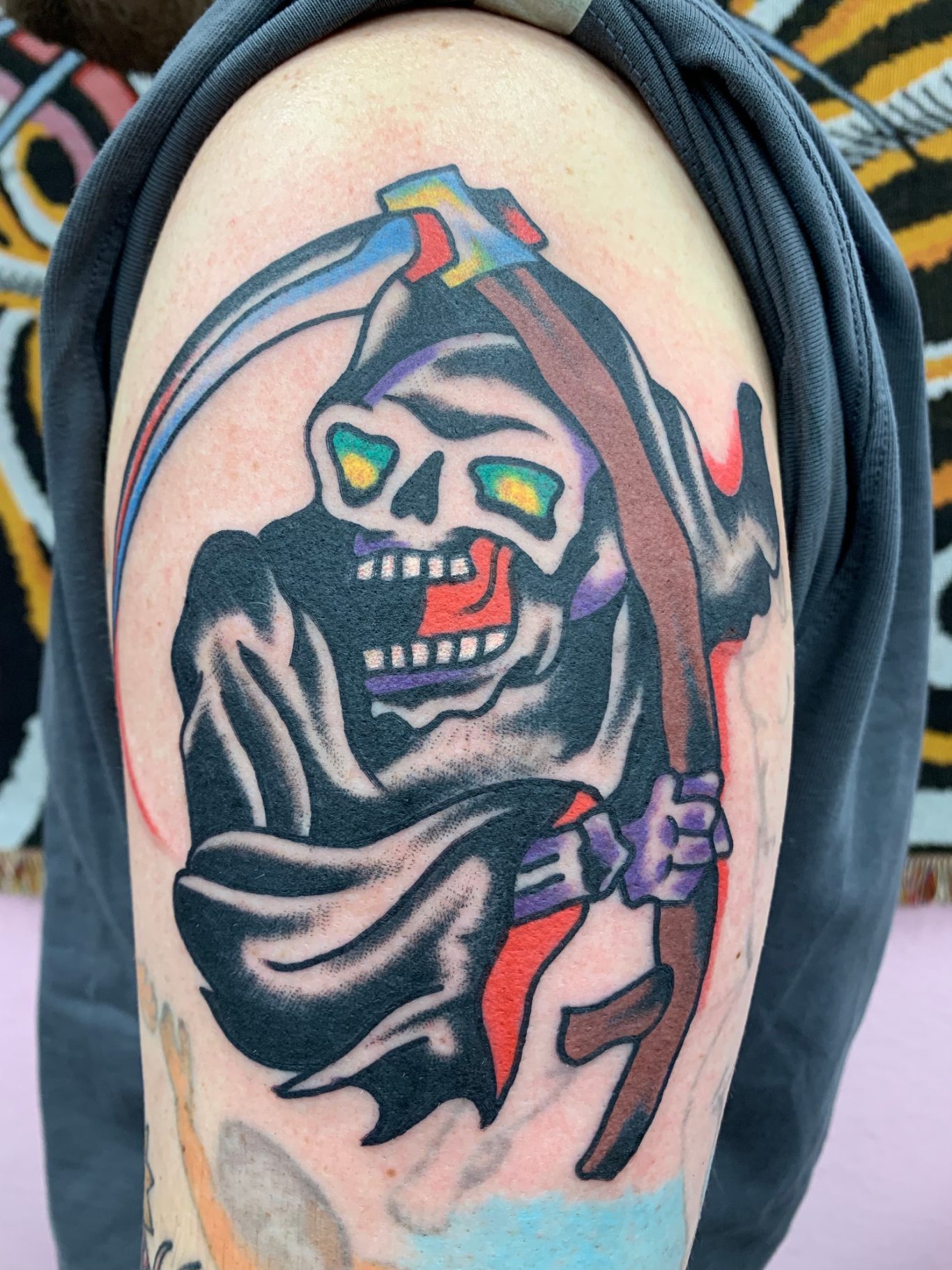 REAPER Traditional Tattoo Berlin - Tattoos by Mariano - Bunte Grim-Reaper-Tattoovorlage mit Sensen und leuchtenden Augen.