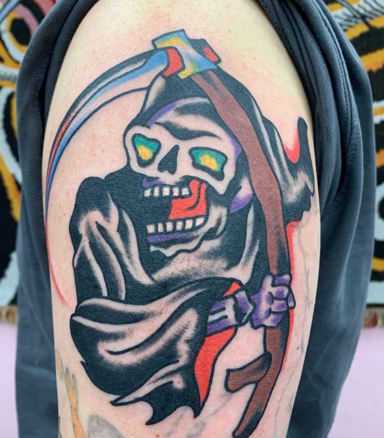 Traditional tattoo Berlin – Tattoos by Mariano – Tattoo of a Grim Reaper with glowing eyes and a black robe.