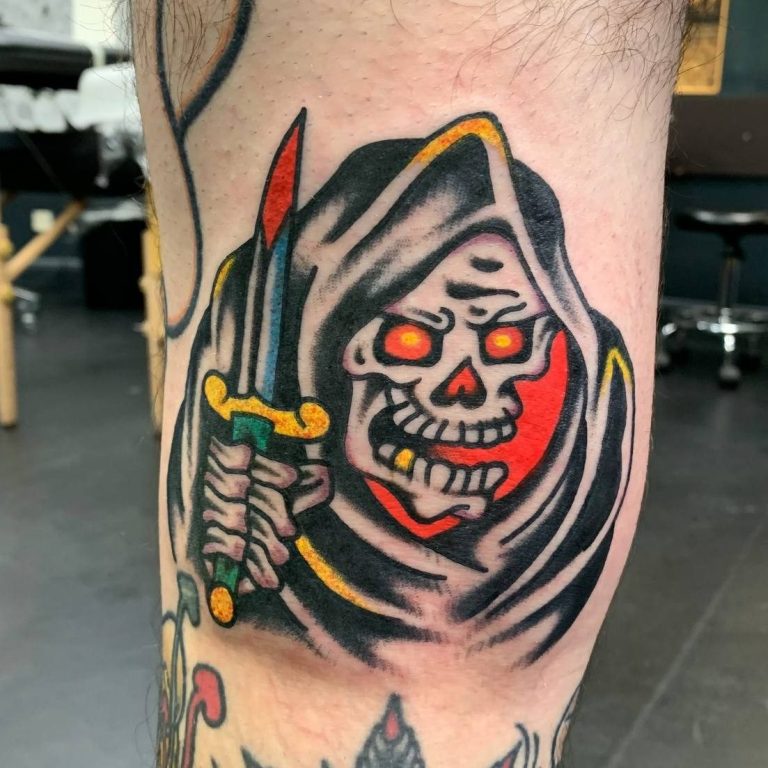 Traditional tattoo Berlin – Tattoos by Mariano – an interpretation of the classic tattoo design of a ripper with a dagger