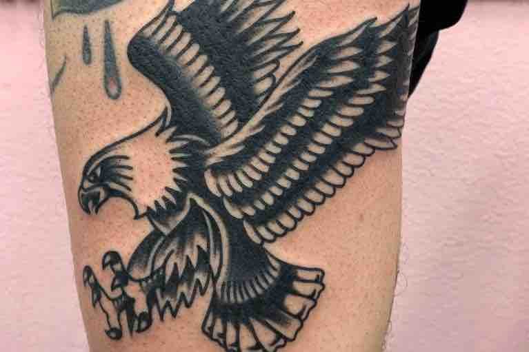 Traditional Tattoo Berlin - Tattoos by Mariano - Black and Grey Traditional Tattoo of a flying eagle.