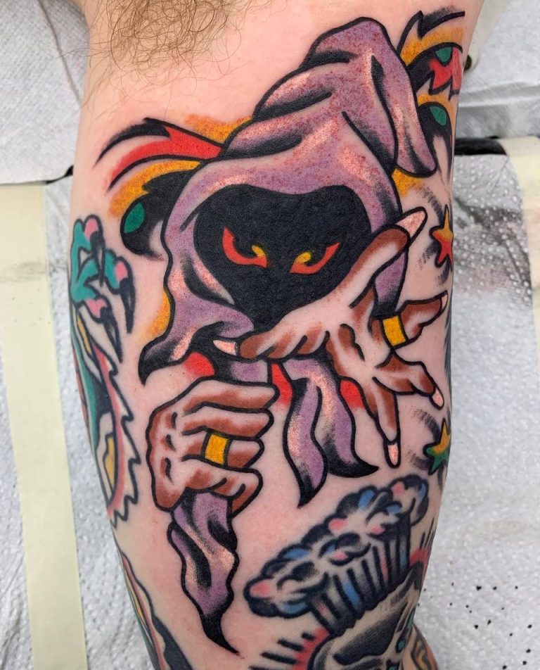traditional tattoo artists in Berlin - Tattoos by Mariano - Tattoo von einer schattenhaften Gestalt mit Händen und einer Kapuze. 