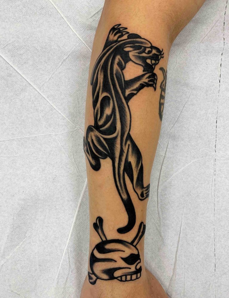 Traditional Tattoo Berlin - Tattoos by Mariano - traditional tattoo of a crawling panther and a skull