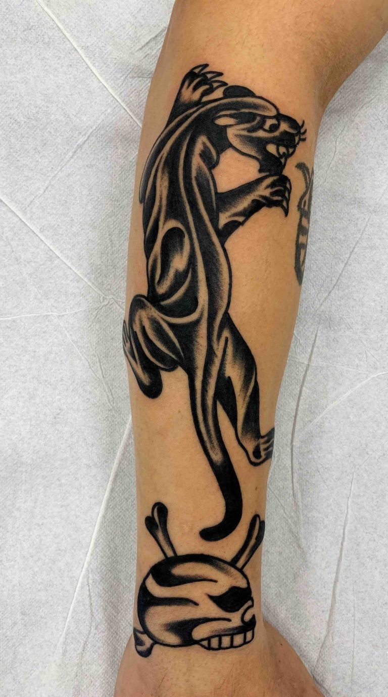 Traditional tattoo Berlin – Tattoos by Mariano – the crawling panther tattoo on a forearm done by Mariano
