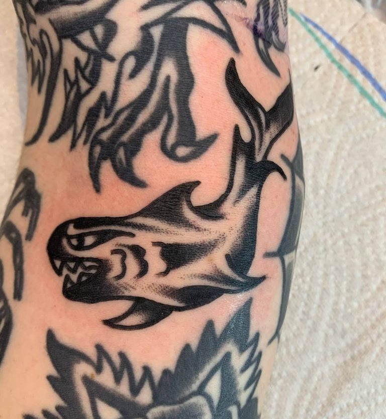 Traditional tattoo Berlin – Tattoos by Mariano – a shakr in black and grey traditional tattoo