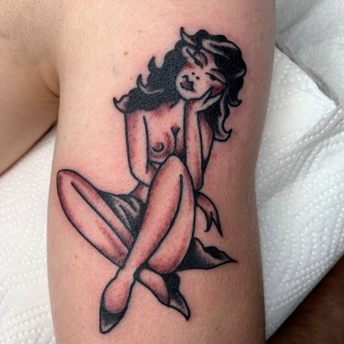 traditional tattoo artists in Berlin - Tattoos by Mariano - Tattoo eines pinup, sitzend, mit langen Haaren und eleganter Pose.