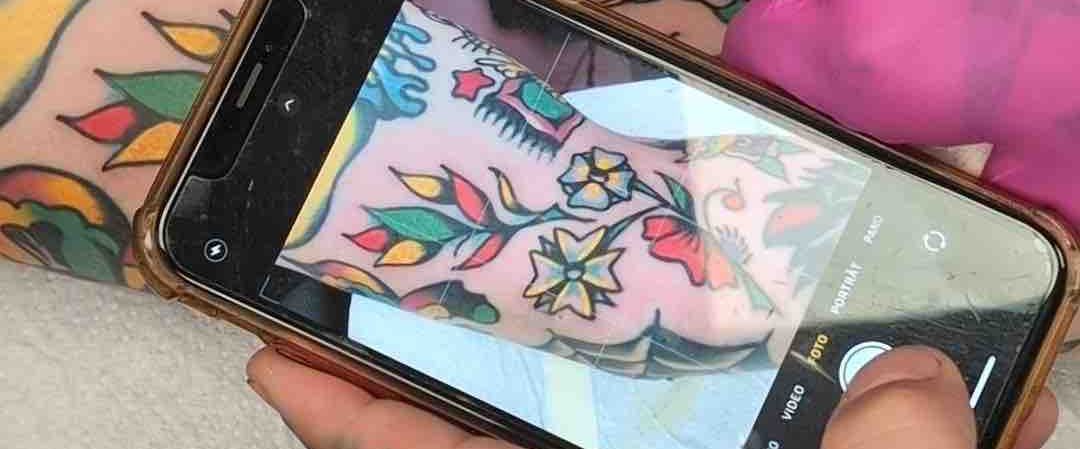 Traditional tattoo Berlin – Tattoos by Mariano – Tattooierer arbeitet an einem Tattoo am Oberschenkel eines Kunden.