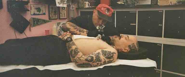 Traditional tattoo Berlin – Tattoos by Mariano – tattoo artist working on a client in Berlin