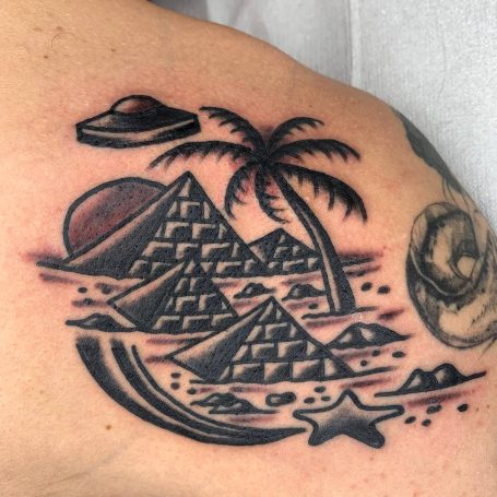Traditional tattoo Berlin – Tattoos by Mariano – the pyramids as traditional tattoo