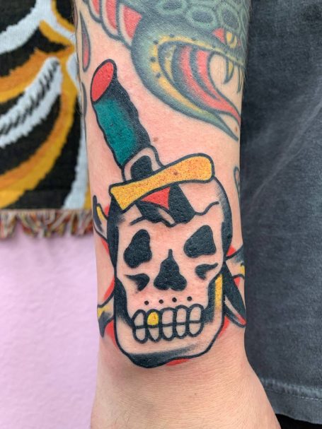 Traditional Tattoo Berlin - Tattoos by Mariano - traditional skull and dagger