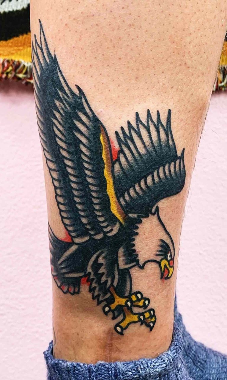 Traditional Tattoo Berlin - Tattoos by Mariano - Traditional tattoo of a flying eagle on a leg.