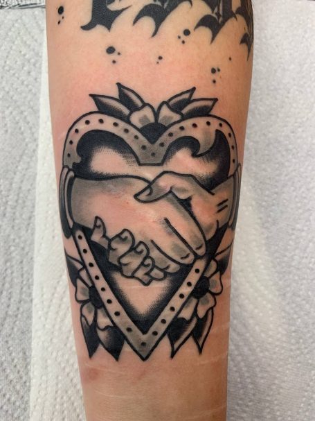 Traditional Tattoo Berlin - Tattoos by Mariano - traditional heart and handshake 