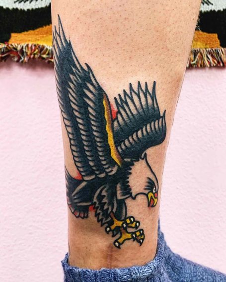 Tattoo eines fliegenden Adlers auf dem Unterarm, farbenfroh und detailliert.