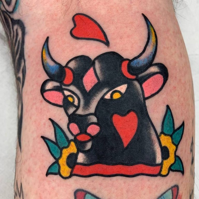 Realistic Tattoo Berlin - Tattoos by Mariano - Tattoo eines Stieres mit Herzen und Blumen, lebendige Farben und klare Konturen.