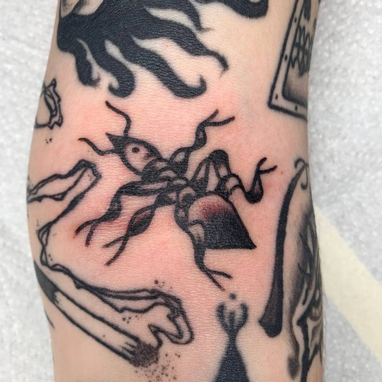 Traditional tattoo Berlin – Tattoos by Mariano – an ant in black and grey traditional tattoo