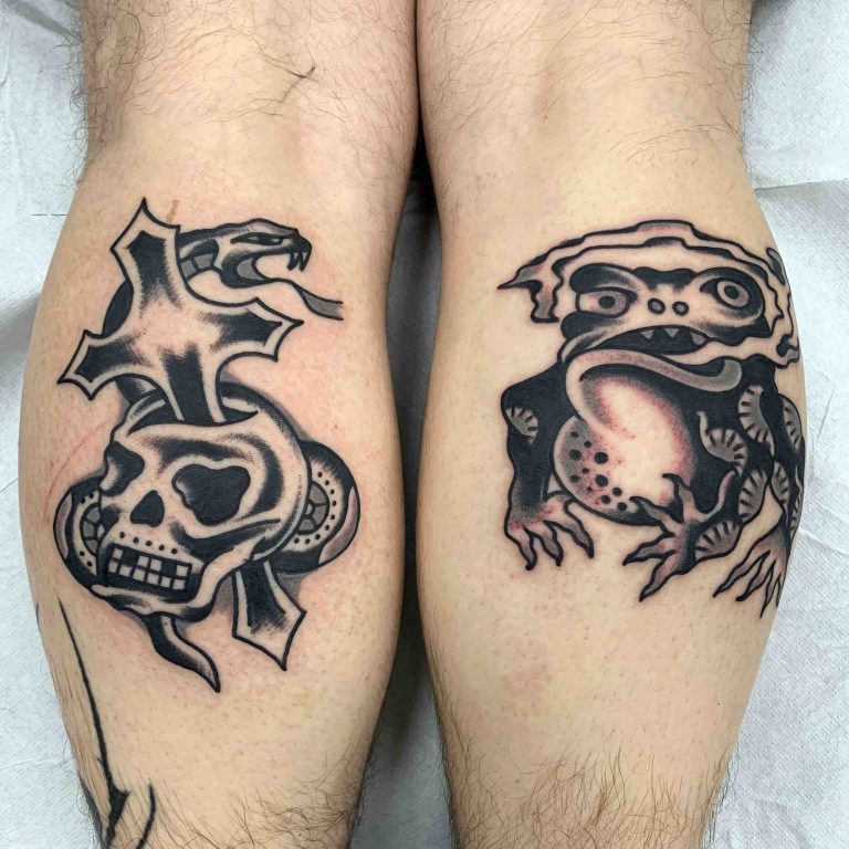 Traditional tattoo Berlin – Tattoos by Mariano – a frog and skull with snake classic design in black and grey traditional tattoo