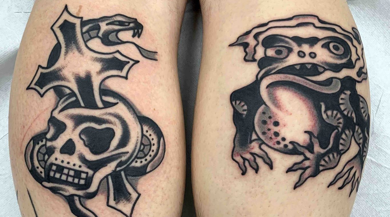 Traditional tattoo Berlin – Tattoos by Mariano – a black and grey traditional tattoo frog and skull with snake