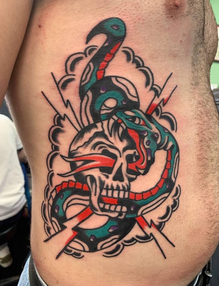 Traditional tattoo Berlin – Tattoos by Mariano – Tattoo on the side of the body of a snake and a skull