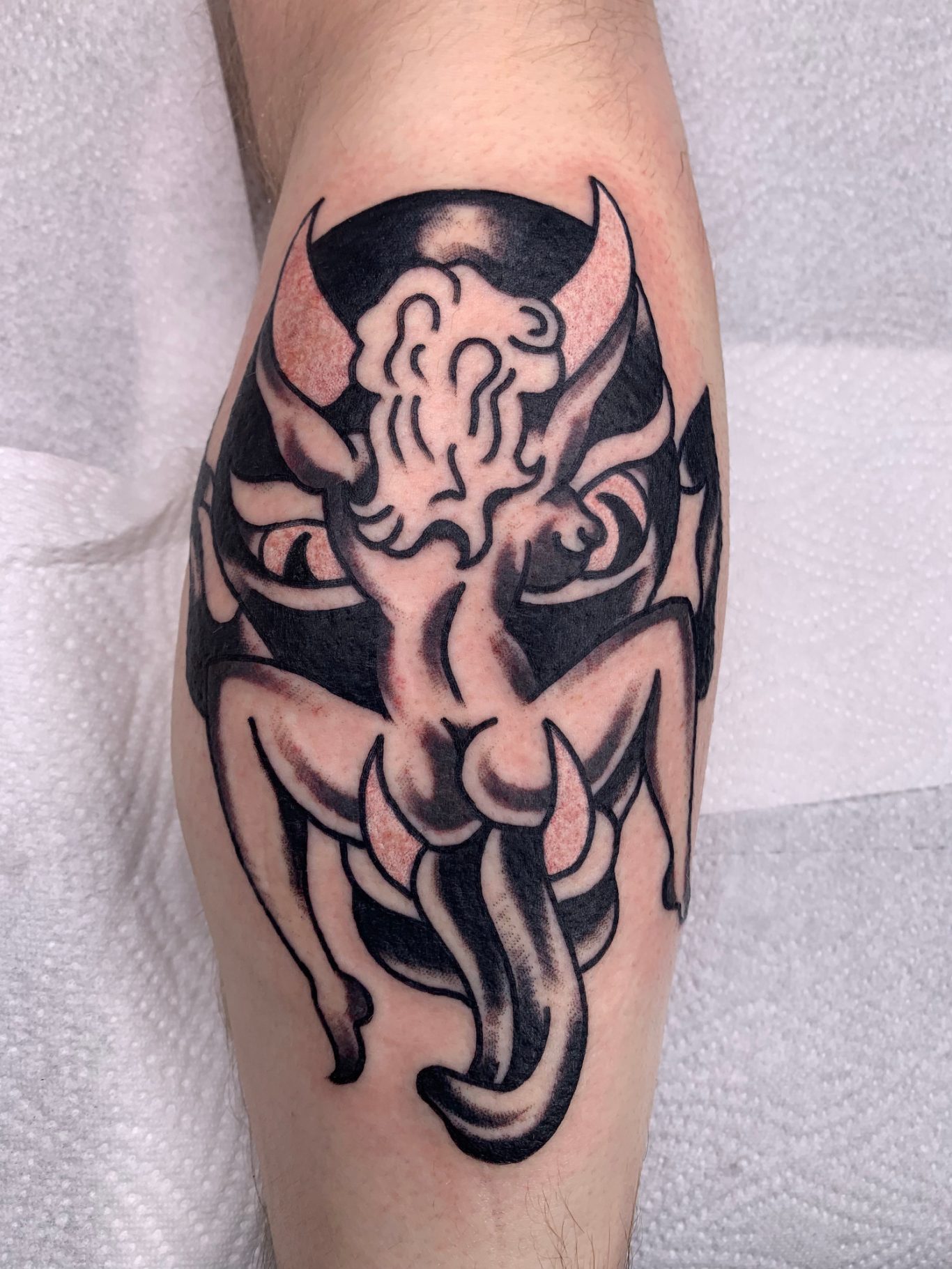 PIN-UP Traditional Tattoo Berlin - Tattoos by Mariano - Tattoo eines stilisierten Teufels mit Hörnern und einer menschlichen Figur.