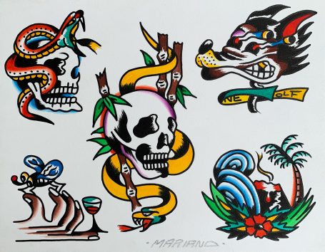 Bunte Tätowierungsdesigns mit Totenköpfen, Schlangen und tropischen Elementen.