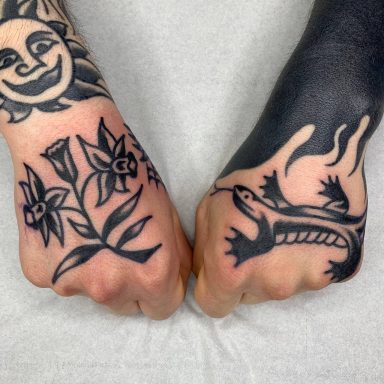 traditional tattoo artists in Berlin - Tattoos by Mariano - Tattooierte Hände mit Blumen- und Echsenmotiven auf hellem Hintergrund.