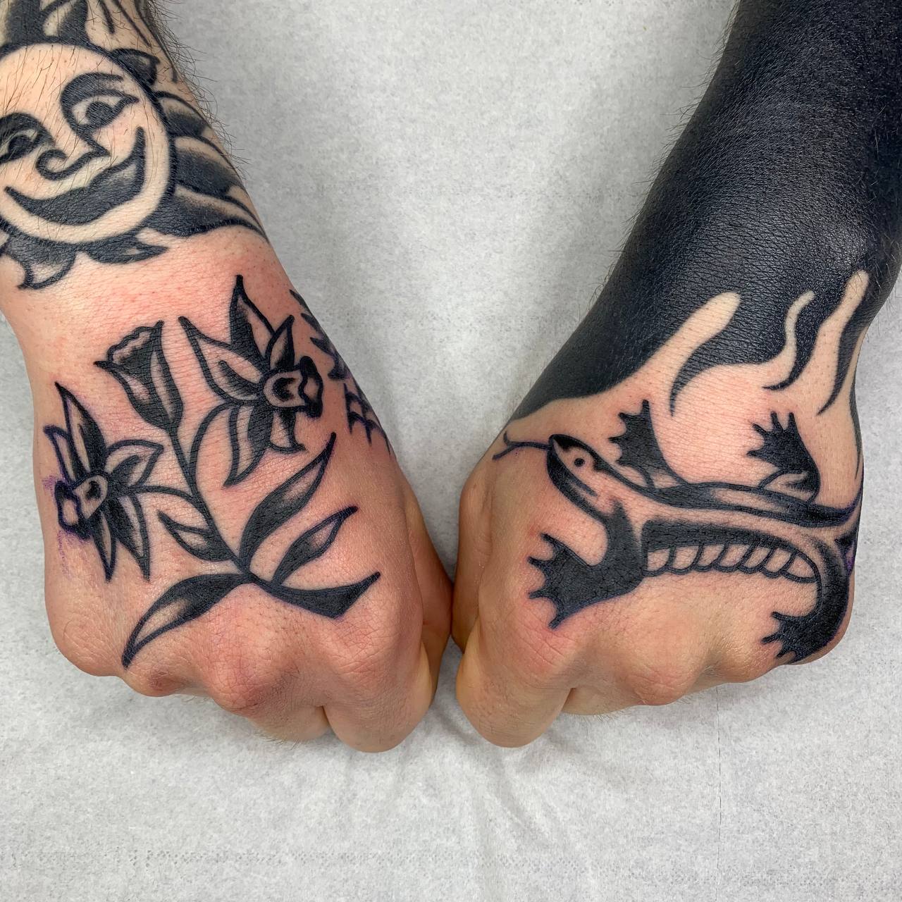 HAND TATTOO Traditional Tattoo Berlin - Tattoos by Mariano - hand tattoo of traditional flowers and a lizard