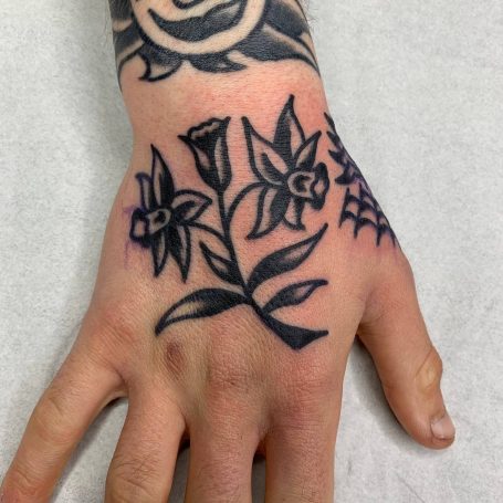 Traditional tattoo Berlin – Tattoos by Mariano – flower traditional tattoo on a hand